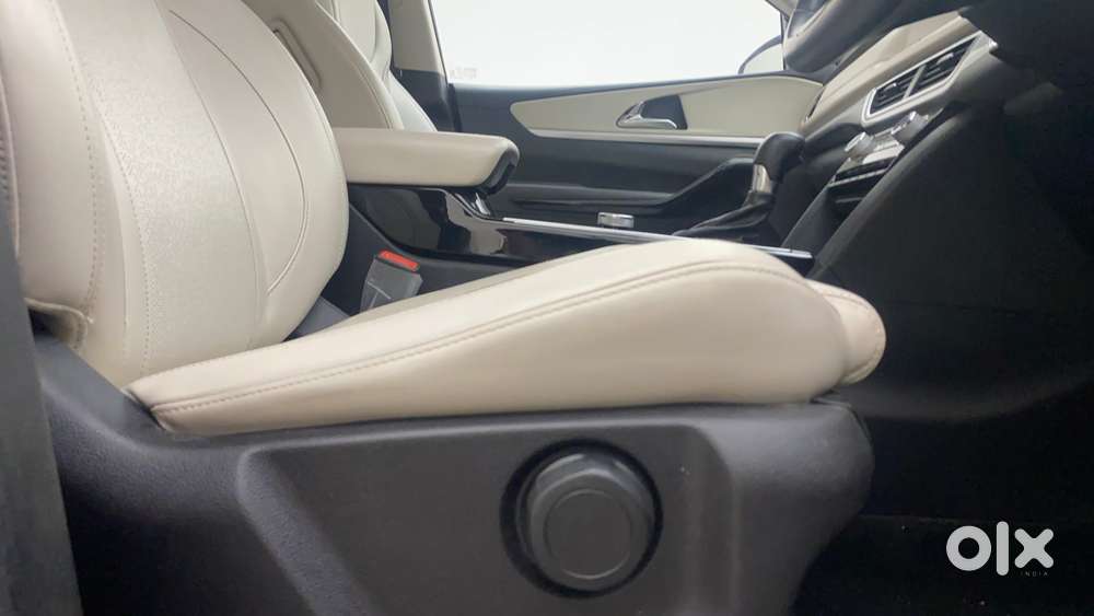 Mahindra Xuv700 2.0 Ax 7 Petrol Mt Str, 2021, Petrol