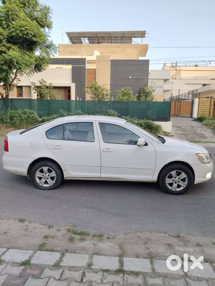 Skoda Laura Ambiente 2.0 Tdi Cr Manual, 2013, Diesel