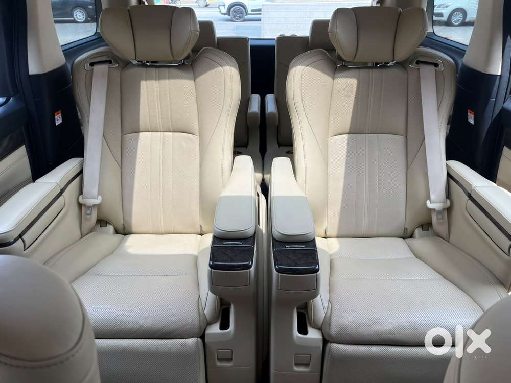 Toyota Vellfire 2.5 Executive Lounge, 2022, Petrol