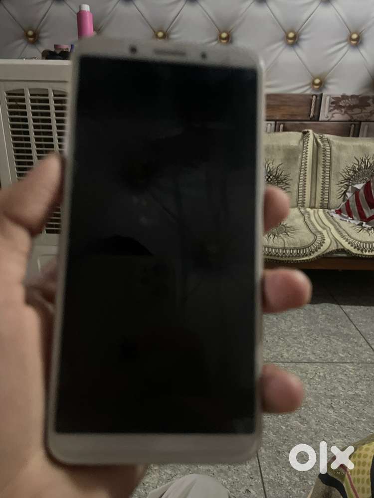 Oppo a83 good condion all ok minor crack on display - Mobile