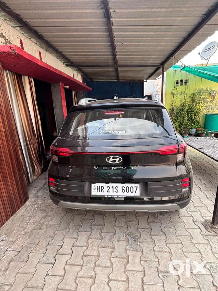 Hyundai Venue 2025 Petrol 9100 Km Driven