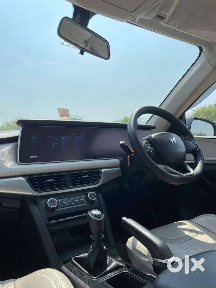 Mahindra Xuv700 2.0 Ax 5 Petrol Mt Str, 2022, Petrol