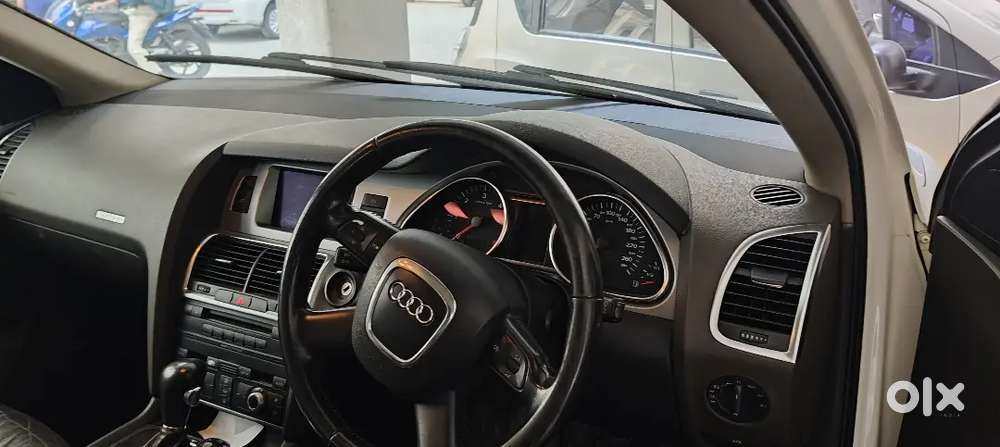 Audi Q7 (mint Condition)