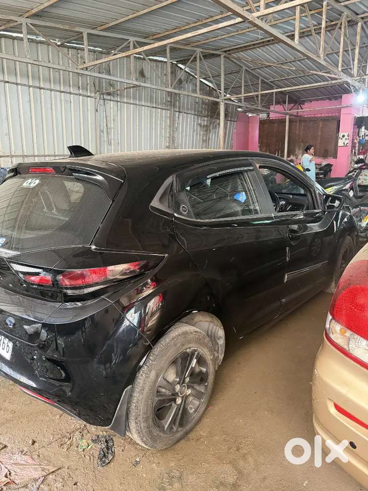 Tata Altroz Dark Petrol 2023