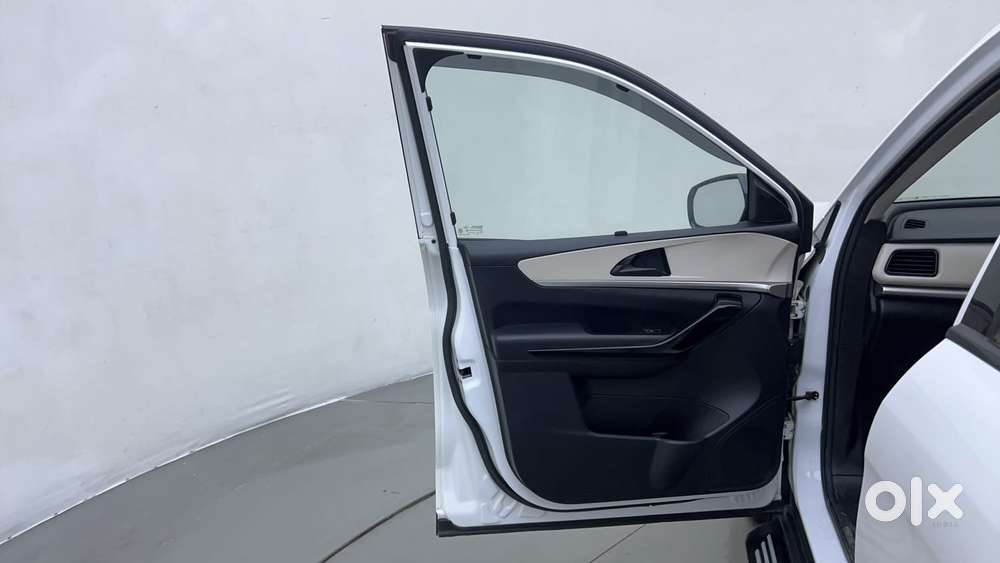 Mahindra Xuv700 2.0 Ax 5 Petrol Mt Str, 2022, Petrol