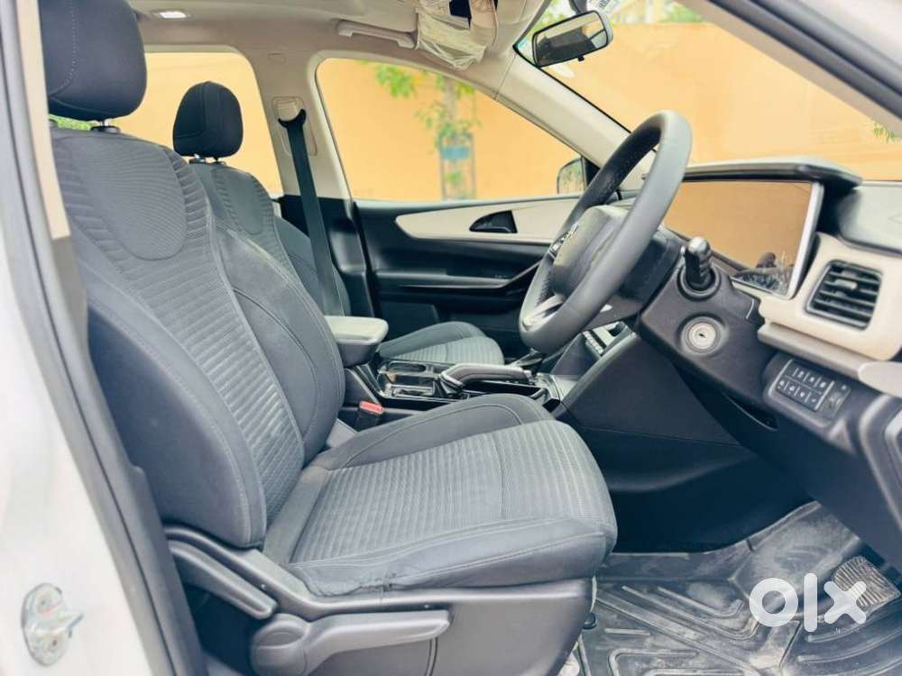 Mahindra Xuv700 2.2 Ax 5 Diesel At 7 Str, 2023, Diesel