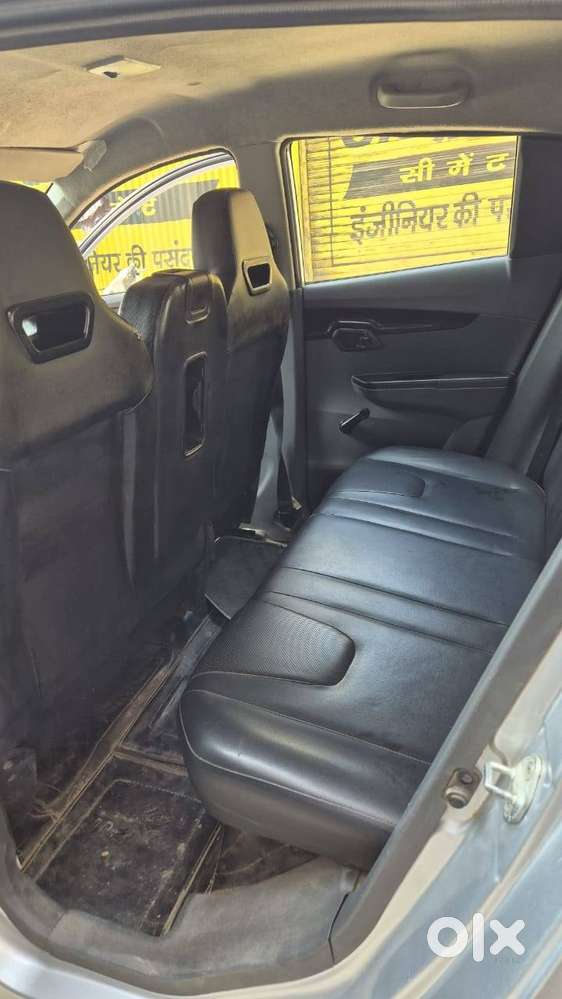 Mahindra Kuv 100