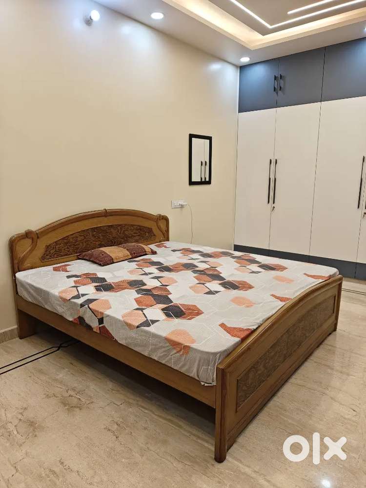 King Size Bed 72 x 78 inch (6 feet x 6.5 feet)