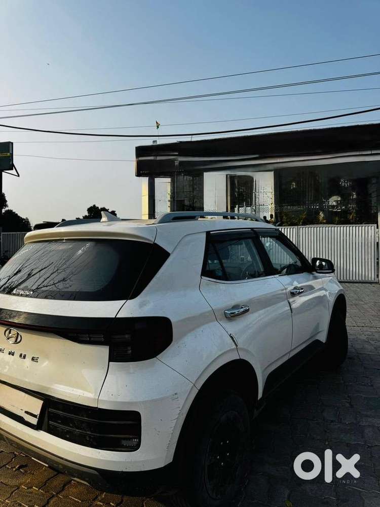 Hyundai Venue 2024 Petrol Well Maintained