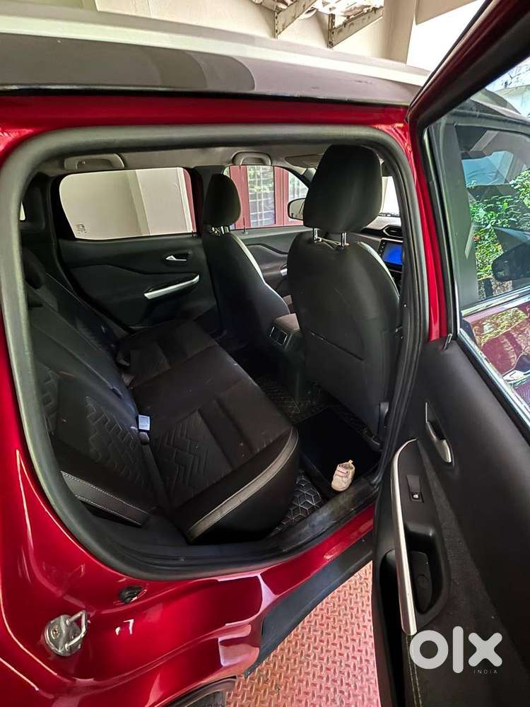 Nissan Magnite 2021 (red & Black)- 40000kmm