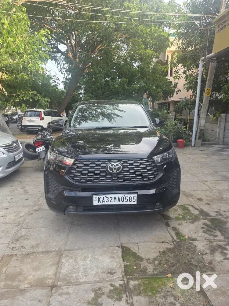 Toyota Innova Hycross 2025