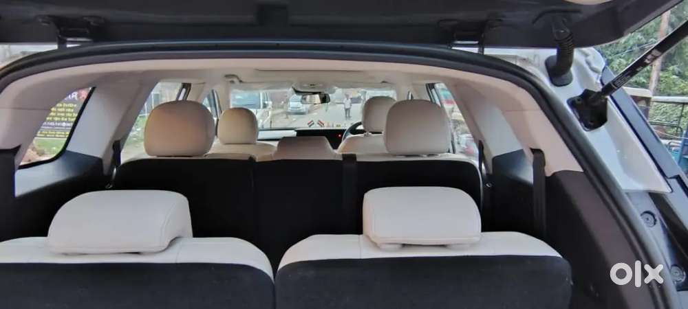 Mahindra Xuv700 2024 Petrol Well Maintained