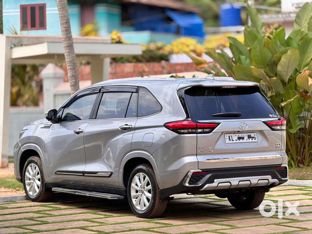 Toyota Innova Hycross