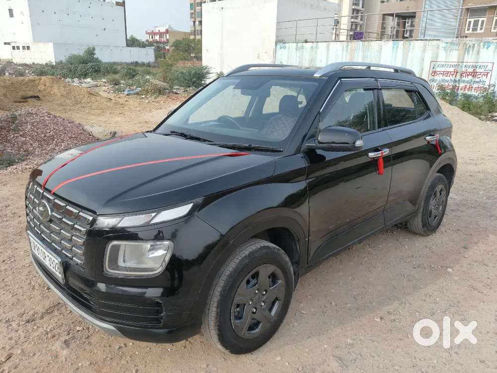 Hyundai Venue Knight 2025 Petrol Manual - 23000 Km