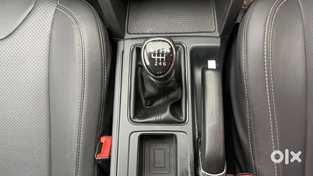 Mahindra Xuv700 2.0 Mx Petrol Mt 5 Str, 2022, Petrol