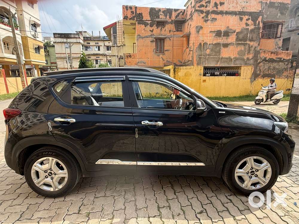 Kia Sonet 2023 Petrol Semi Automatic -black Color With Sunroof