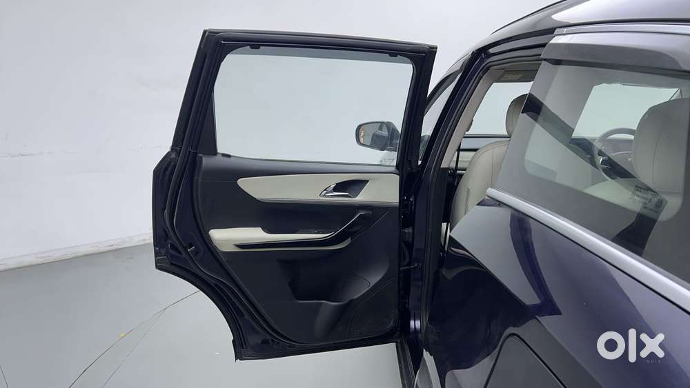 Mahindra Xuv700 2.0 Ax 5 Petrol Mt 7 Str, 2022, Petrol