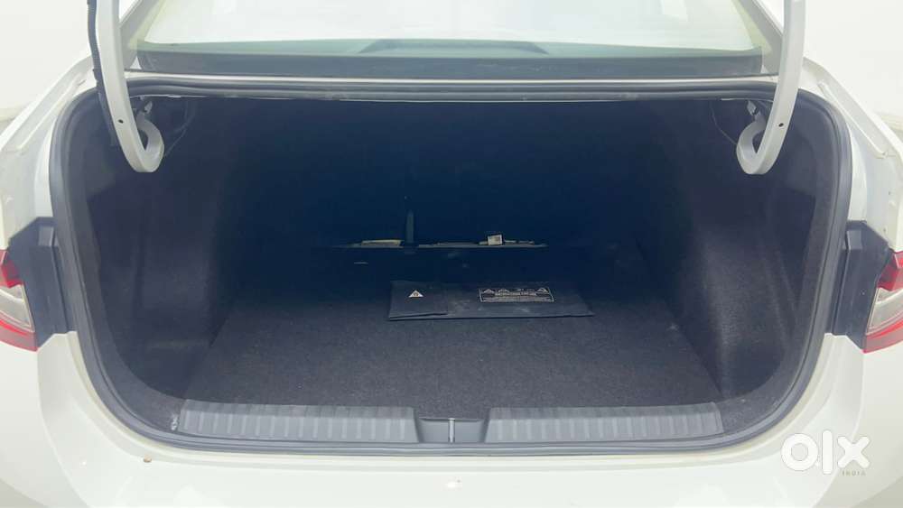 Skoda Slavia Ambition 1.0l Tsi At, 2022, Petrol