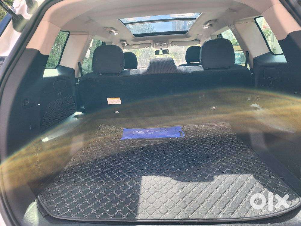 Mahindra Xuv700 Ax 5 Petrol Mt Str (e), 2024, Petrol