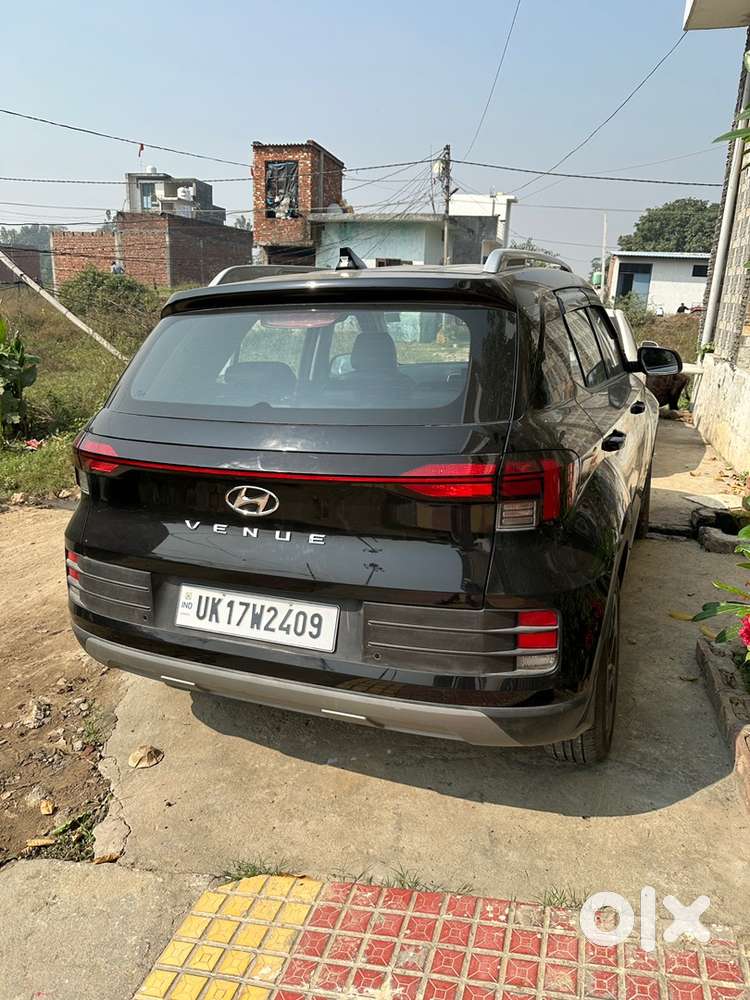 Hyundai Venue 2024 Petrol Well Maintained