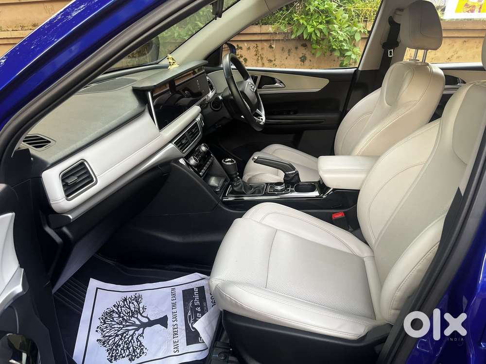 Mahindra Xuv700 2.0 Ax 7 Petrol Mt Str, 2022, Petrol