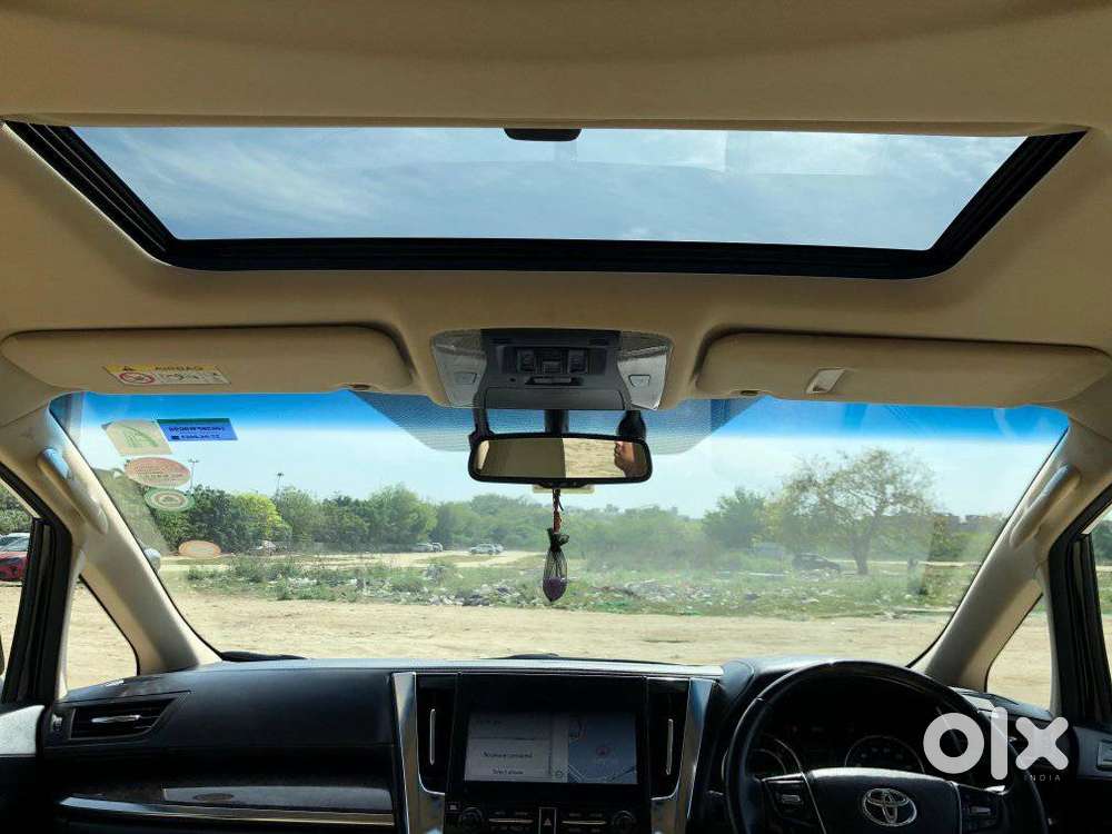 Toyota Vellfire 2.5 Executive Lounge, 2023, Cng & Hybrids