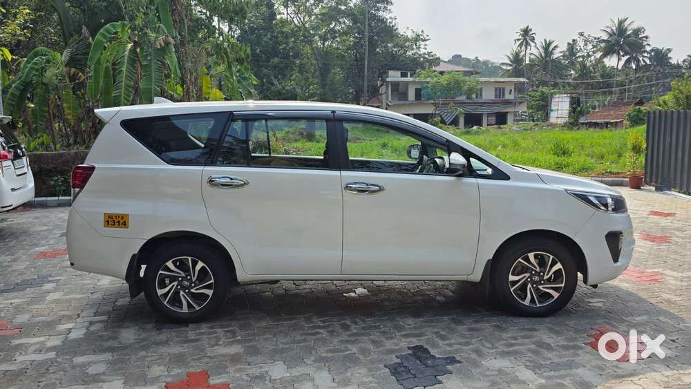 Toyota Innova Crysta 2.4 G Plus Mt 8 Str, 2022, Diesel