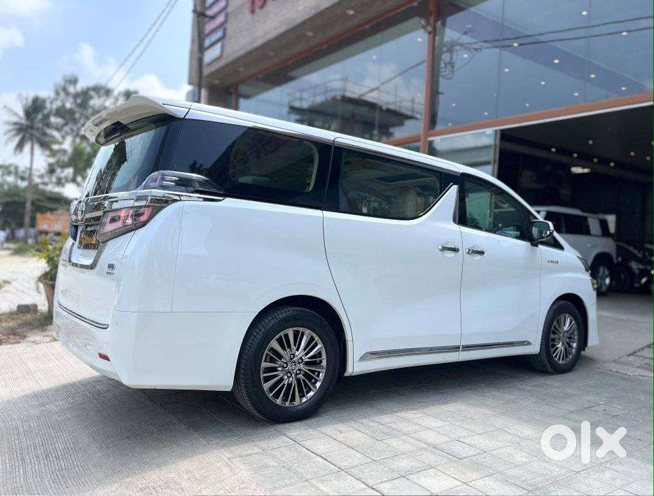 Toyota Vellfire 2.5 Executive Lounge, 2022, Petrol