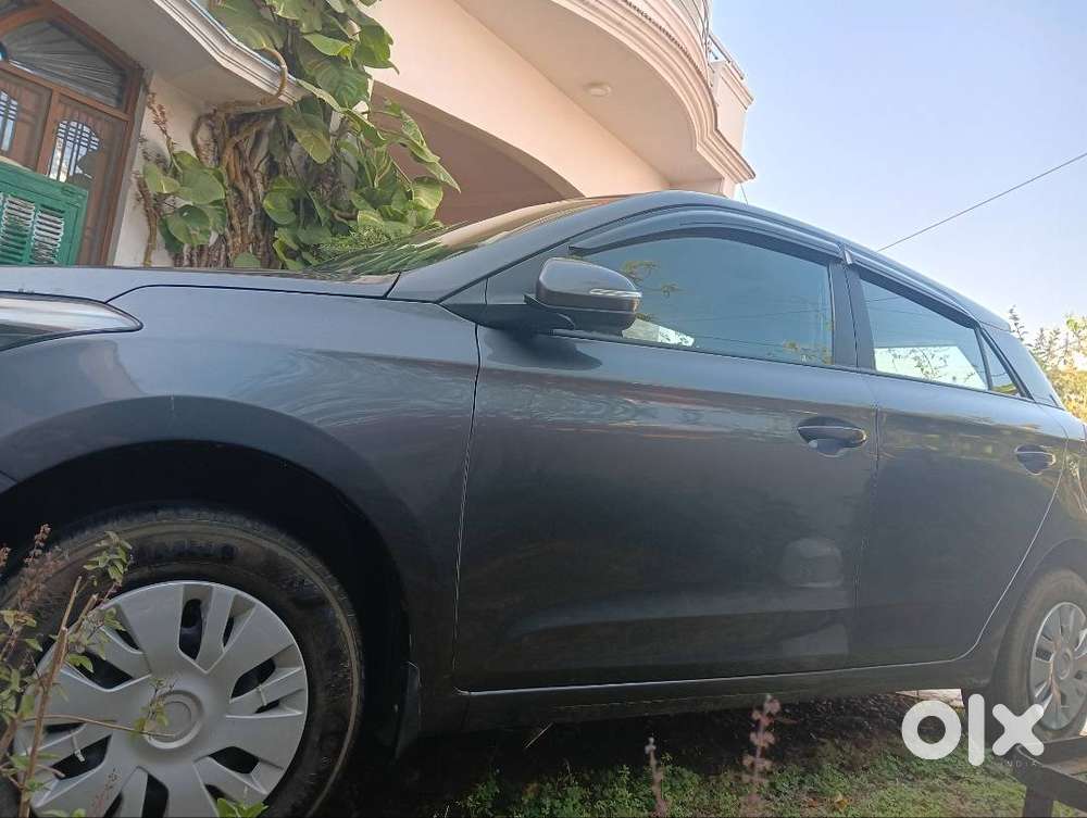 Car New He Bahut Kam Use Hua He