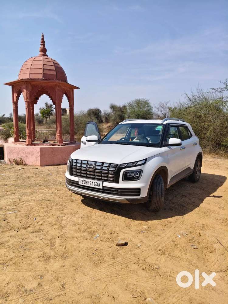 Hyundai Venue 2025 Petrol Well Maintained