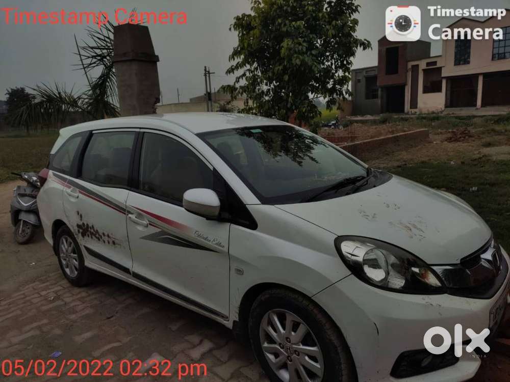 Good Car Average Of Car Is 20 -22 Km Per Litre In 7 Seater Very Good .