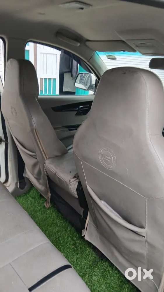 Kuv Mahindra White 2016 Modal Good Condition