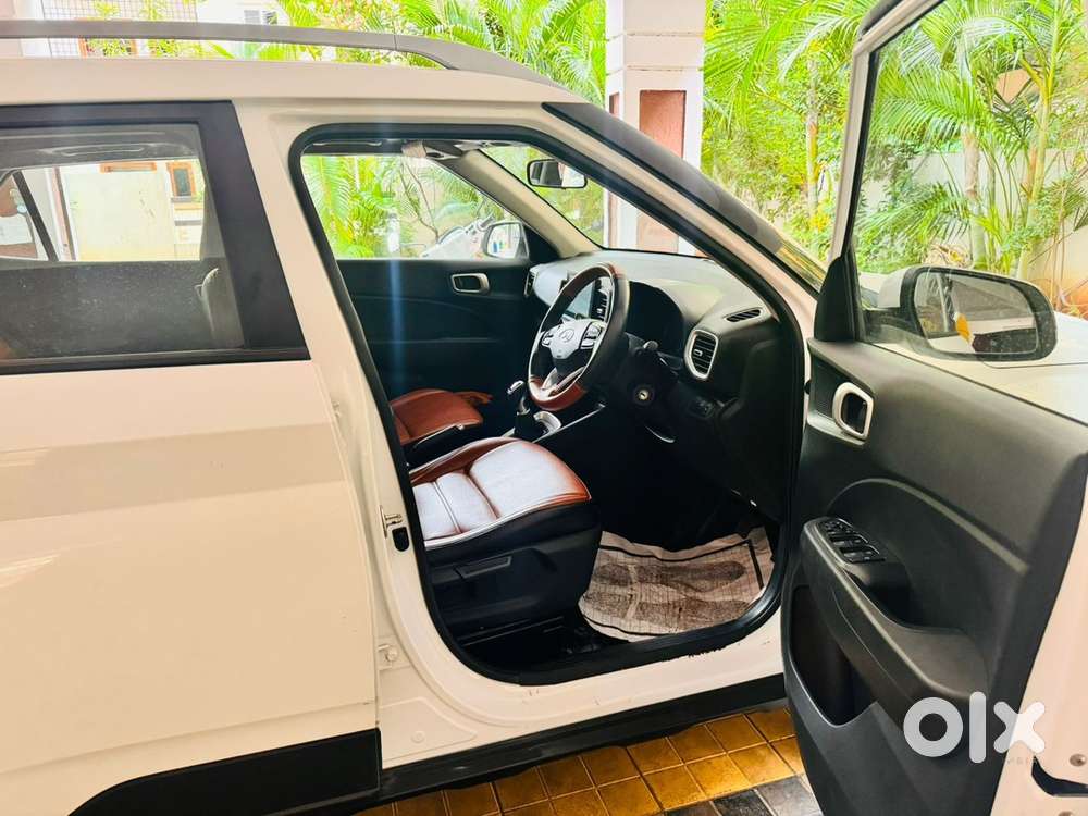Hyundai Venue 2022 Petrol 25000 Km Driven