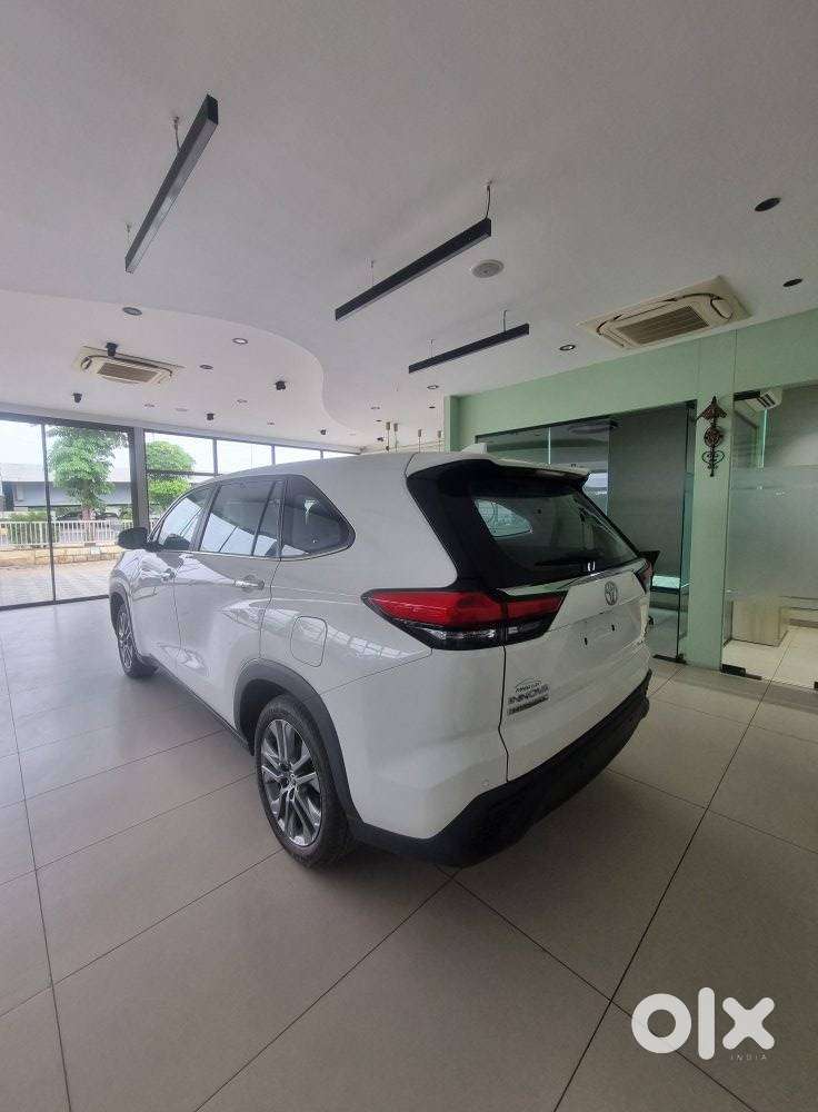 Toyota Innova Hycross 2.0 Zx (o) Hybrid 7 Str, 2025, Petrol