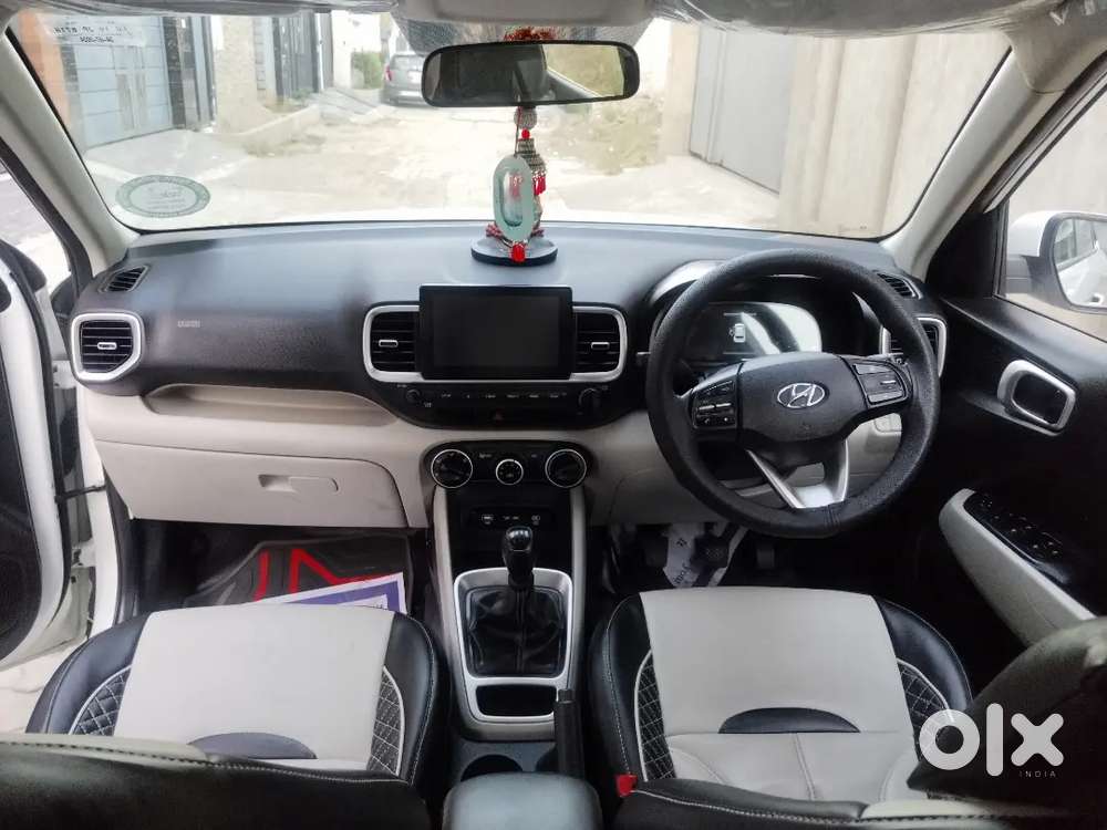 Hyundai Venue 2024 Petrol 28000 Km Driven