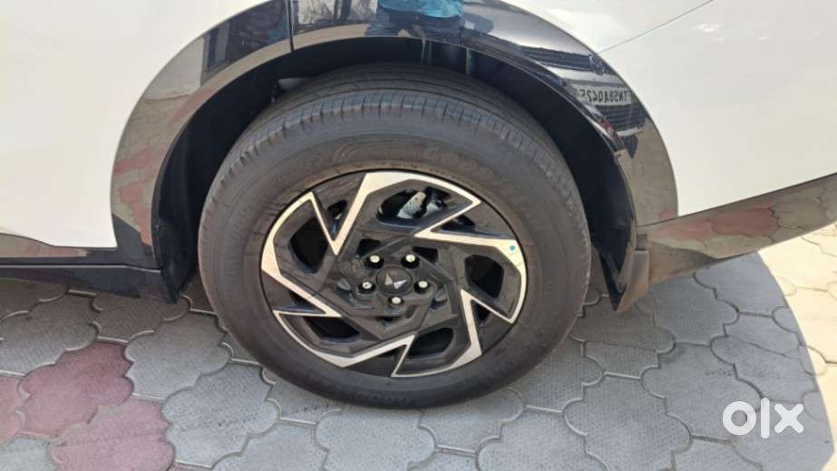 Mahindra Xuv700 2.2 Ax 7 Diesel At Str, 2025, Diesel