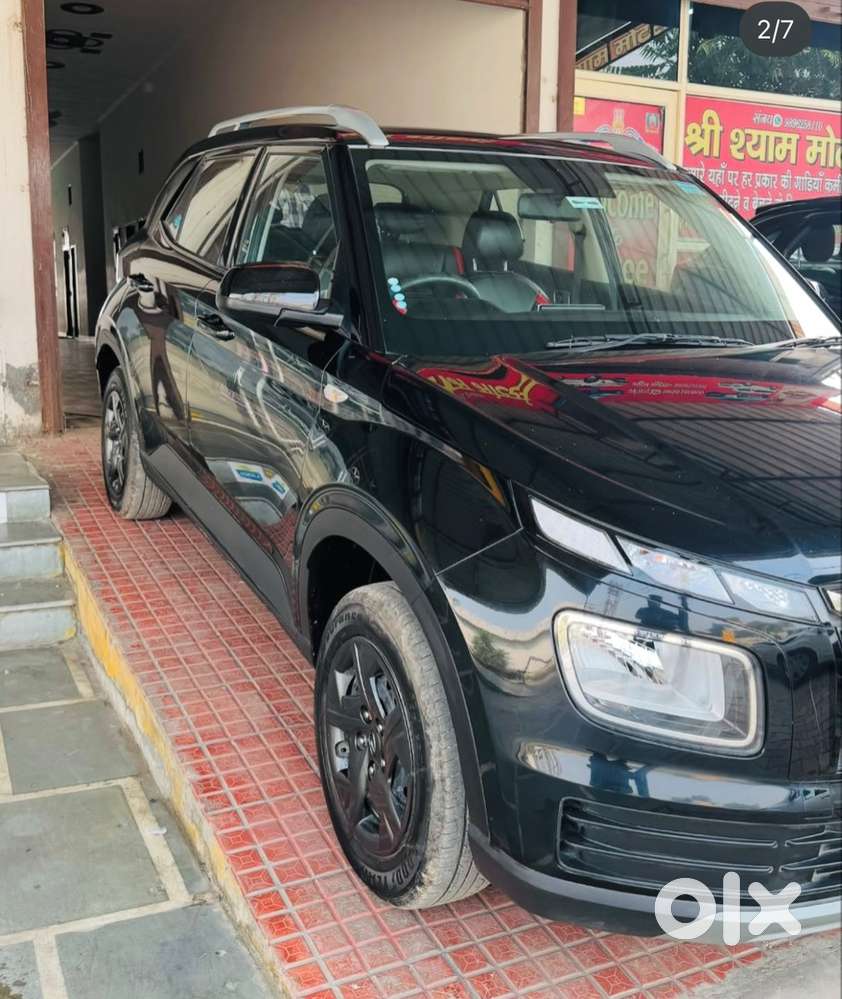 Hyundai Venue 2024 Petrol Well Maintained