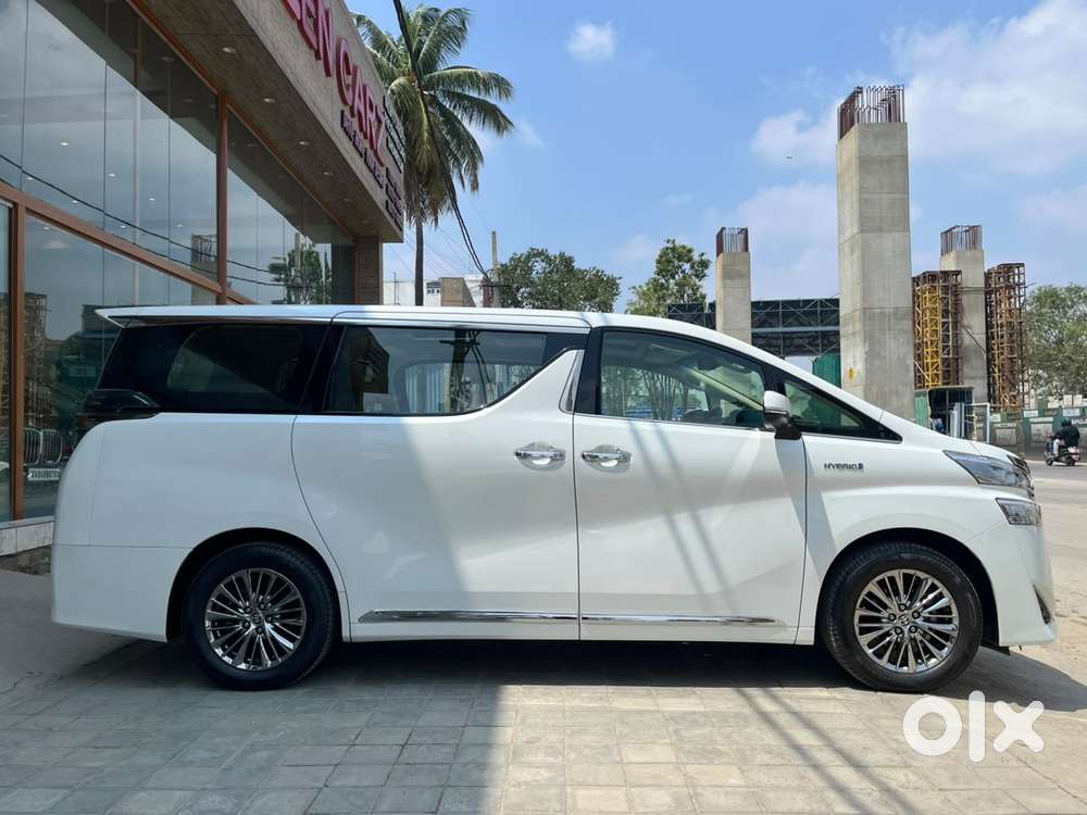 Toyota Vellfire 2.5 Executive Lounge, 2022, Petrol