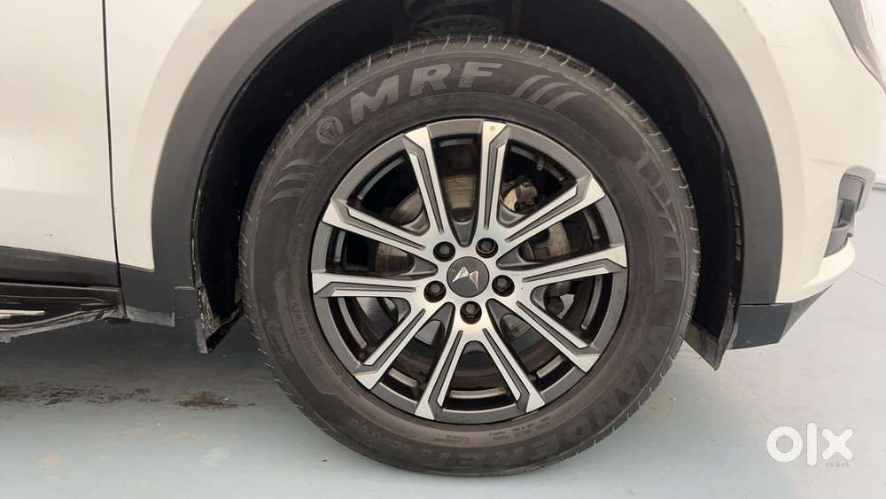 Mahindra Xuv700 2.0 Ax 7 Petrol Mt Str, 2022, Petrol
