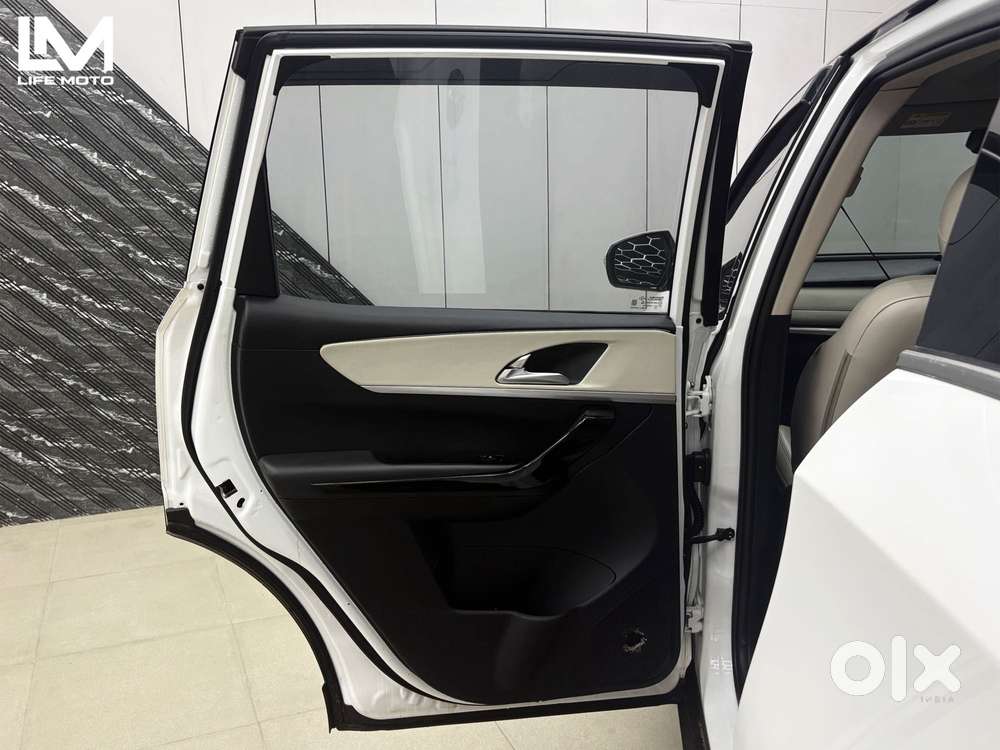 Mahindra Xuv700 2.0 Ax 7 Petrol At Str, 2022, Petrol