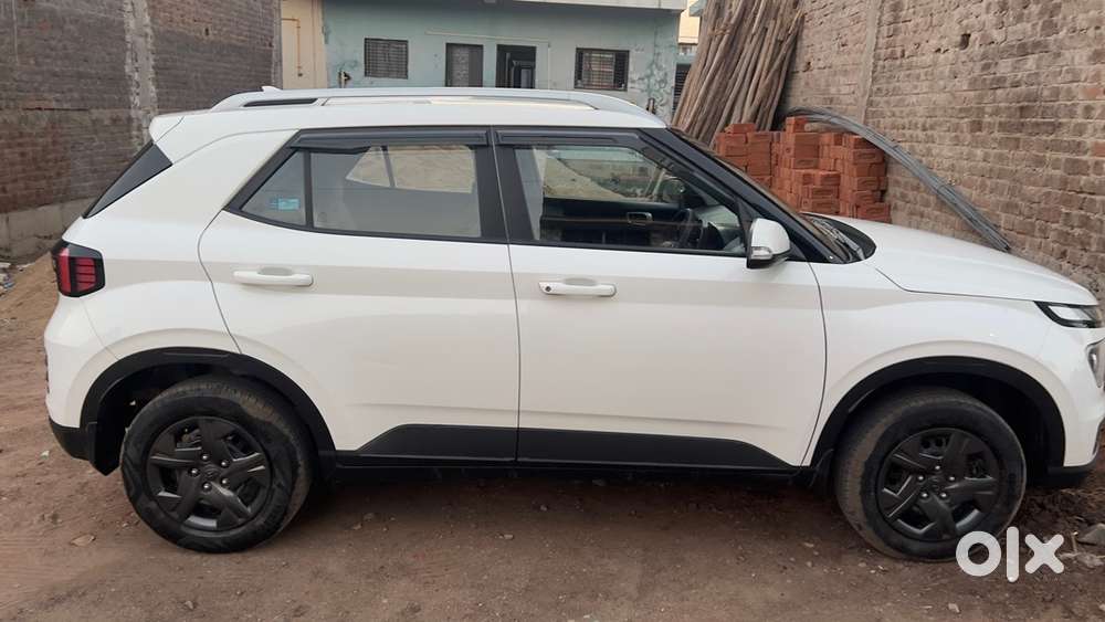 Hyundai Venue Petrol 2024
