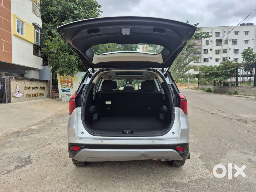 Mahindra Xuv700 Ax 5 Petrol Mt Str (e), 2022, Petrol