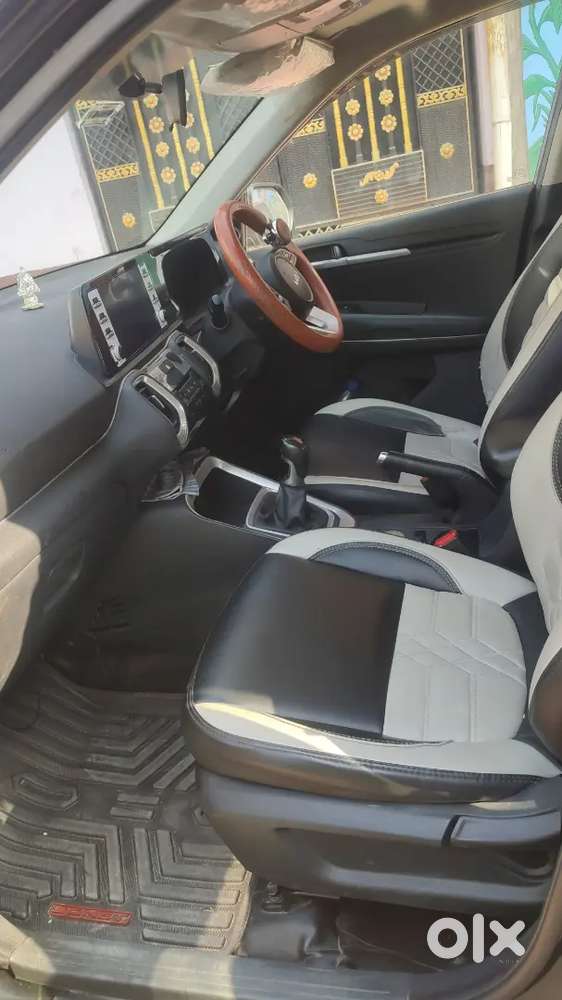 Second Top, Kia Sonet 2022 Diesel Well Maintained, Company Service.