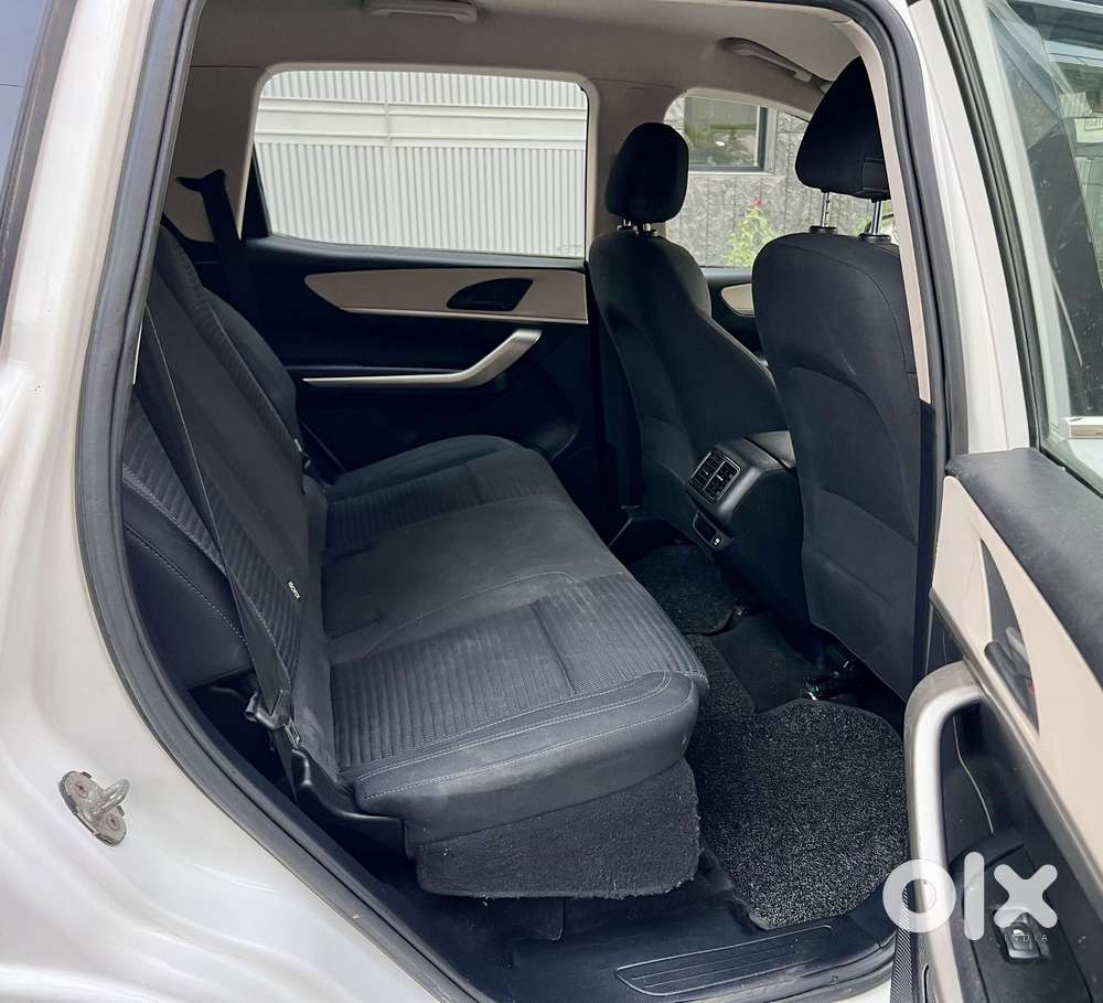 Mahindra Xuv700 2.0 Mx Petrol Mt 5 Str, 2023, Petrol