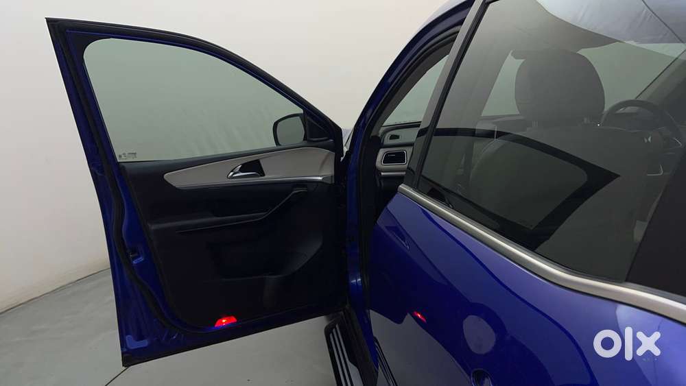 Mahindra Xuv700 2.2 Ax 7 Diesel Mt Luxury Pack Str, 2023, Diesel