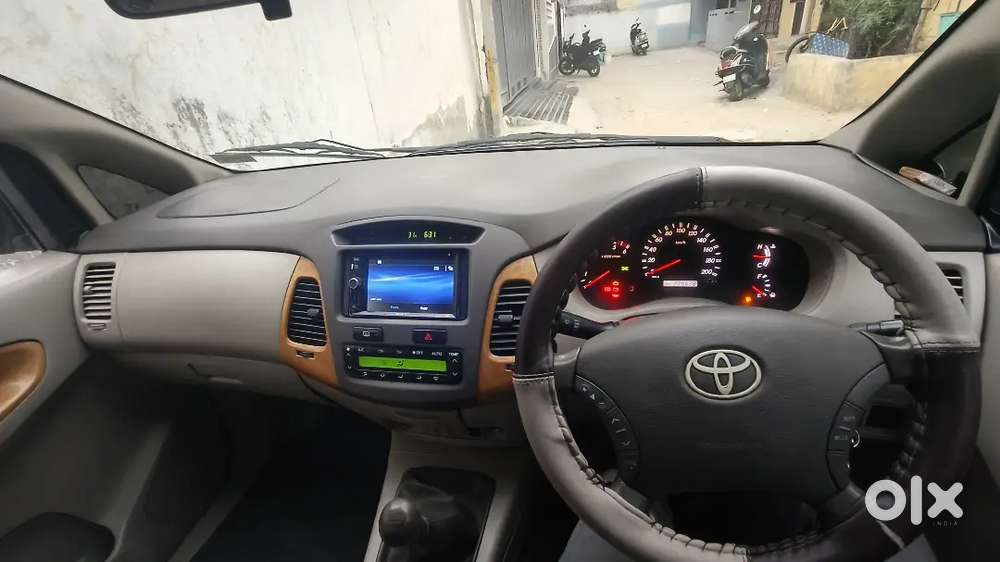 Toyota Innova 2010 2.5v 8 Seater