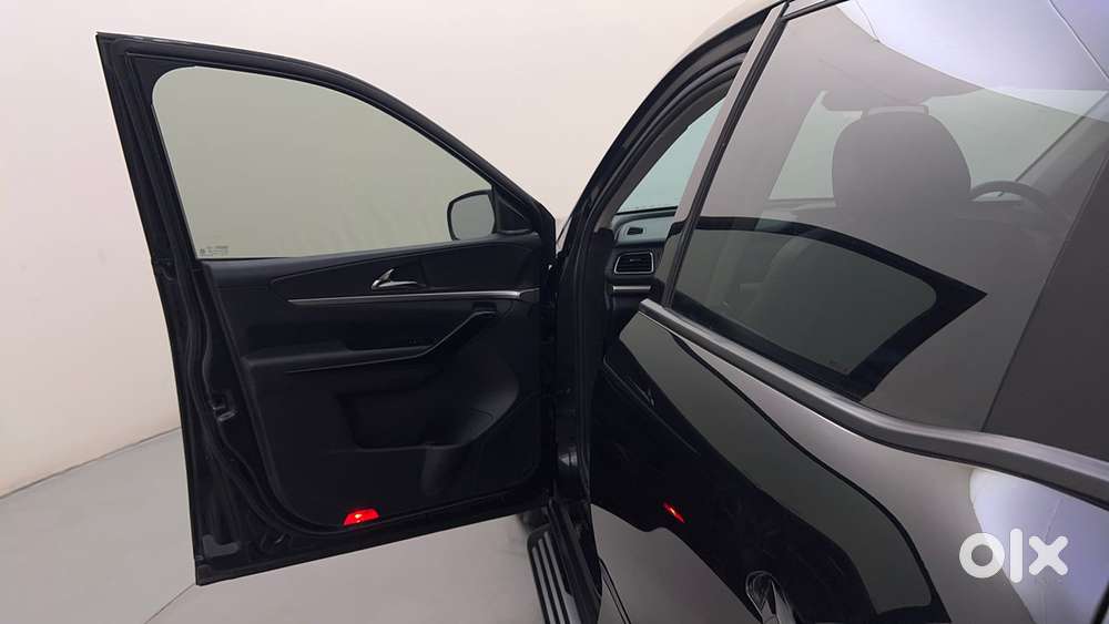 Mahindra Xuv700 2.0 Ax 7 Petrol At Luxury Pack Str, 2025, Petrol