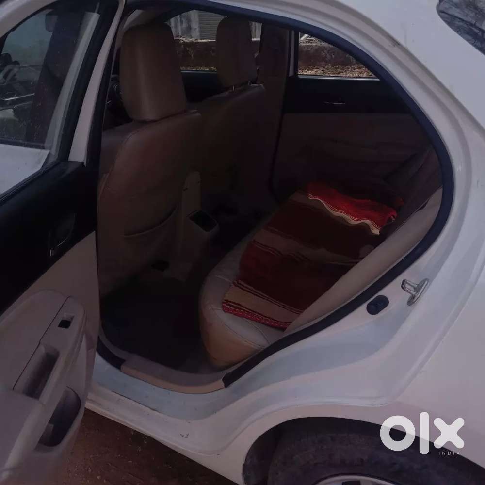 इसमें बैक कैमरा और एलईडी है और इंश्योरेंस भी पूरा है और परमिट कंप्लीट