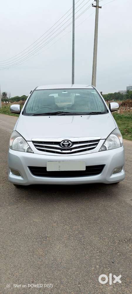 Toyota Innova 2004-2011 2.5 V Diesel 7-seater, 2011