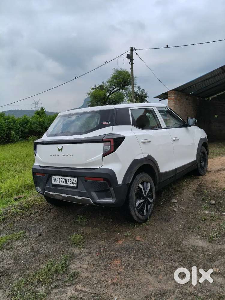 Mahindra Xuv3xo Mx1 2025